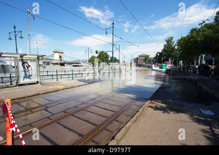 Il Fiume Danubio sul suo livello di picco a 891cm / 8.91m / 32.185ft a Budapest Ungheria nel giugno 2013. Foto Stock