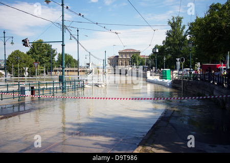 Il Fiume Danubio sul suo livello di picco a 891cm / 8.91m / 32.185ft a Budapest Ungheria nel giugno 2013. Foto Stock