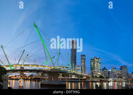 Kurilpa moderno ponte che è un ponte pedonale che attraversa il fiume Brisbane in Brisbane Queensland Australia Foto Stock