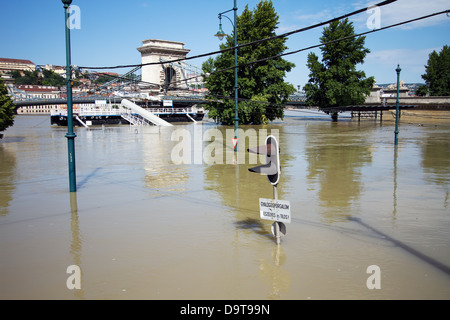 Il Fiume Danubio sul suo livello di picco a 891cm / 8.91m / 32.185ft a Budapest Ungheria nel giugno 2013. Foto Stock