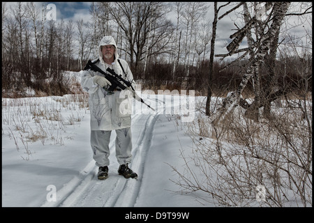 Coyote caccia in inverno Foto Stock