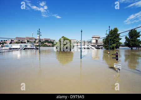 Il Fiume Danubio sul suo livello di picco a 891cm / 8.91m / 32.185ft a Budapest Ungheria nel giugno 2013. Foto Stock