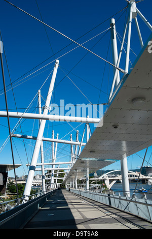 Kurilpa moderno ponte che è un ponte pedonale che attraversa il fiume Brisbane in Brisbane Queensland Australia Foto Stock