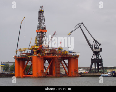 Piattaforma di perforazione che viene costruito o riparato nel porto di Rotterdam, Paesi Bassi Foto Stock