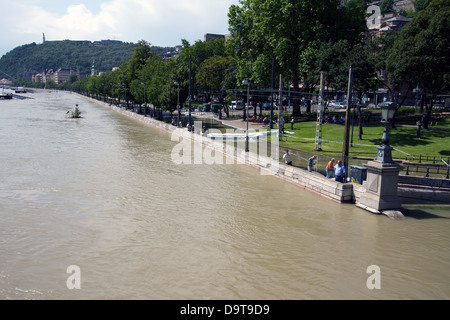 Il Fiume Danubio sul suo livello di picco a 891cm / 8.91m / 32.185ft a Budapest Ungheria nel giugno 2013. Foto Stock