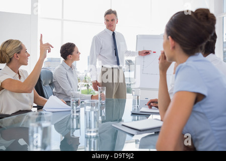 Imprenditrice chiede qualcosa durante una riunione Foto Stock