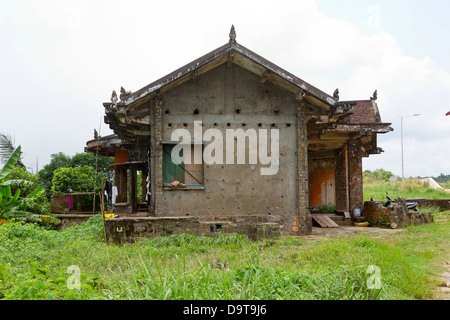 Vecchio francese abbandonato edificio coloniale sul Bokor Hill nella provincia di Kampot in Cambogia Foto Stock