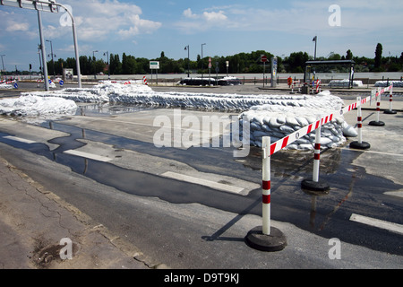 Sacchi di sabbia su Via Fiume Danubio sul suo livello di picco a 891cm / 8.91m / 32.185ft a Budapest Ungheria nel giugno 2013. Più grande alluvione Foto Stock