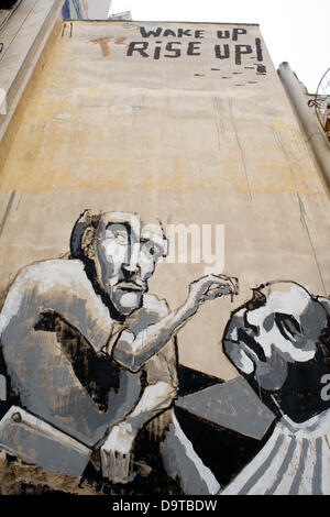 Atene, Grecia. Giugno 26, 2013. Greco crisi economica ispira artisti di graffiti che esprimono i loro pensieri sulla parete di Atene. Credito: ZUMA Press, Inc./Alamy Live News Foto Stock