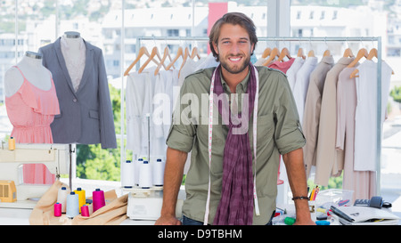 Designer di moda appoggiata sulla sua scrivania Foto Stock