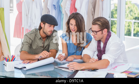 Fashion designer che lavorano in un ufficio Foto Stock