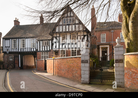Castle House, Leicester, Regno Unito. Due metà medievali edifici con travi di legno con una strada che passa al di sotto e un edificio georgiano, ora unite insieme. Foto Stock