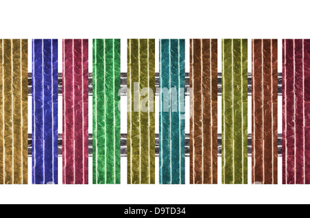 Recinzione in mattoni di variopinte isolati su sfondo bianco Foto Stock