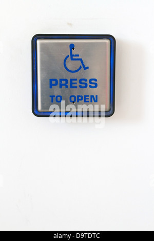 Premere per aprire il pannello per l'apertura automatica delle porte per i disabili Foto Stock