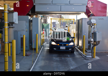 Questa immagine mostra il valico di frontiera a San Ysidro, California, dove la dogana e la protezione delle frontiere degli Stati Uniti utilizzano la tecnologia a raggi X per ispezionare veicoli e merci alla ricerca di merci illegali, come le droghe. Foto Stock