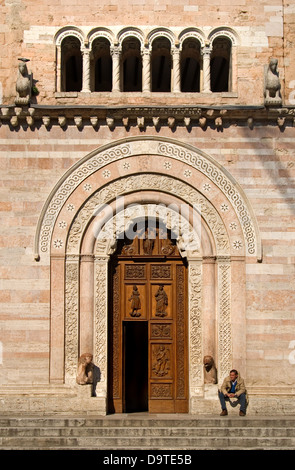 Foligno in Umbria, Italia. La porta principale della Cattedrale (Duomo di San Feliciano - 12thC) in Piazza della Repubblica Foto Stock