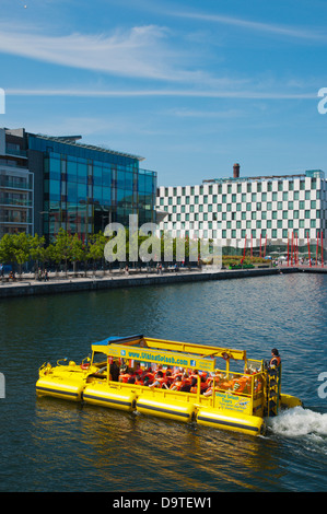 Anfibi Viking Splash Tour bus barca Grand Canal Docks nei Docklands ex area del porto e centro di Dublino Irlanda Europa Foto Stock