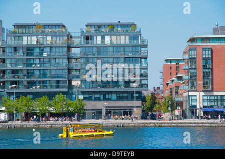 Anfibi Viking Splash Tour bus barca Grand Canal Docks nei Docklands ex area del porto e centro di Dublino Irlanda Europa Foto Stock