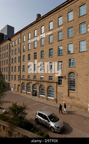 Dean Clough, Halifax. Un complesso di edifici costruito nella metà del XIX secolo per la Crossley tappeti famiglia. Foto Stock