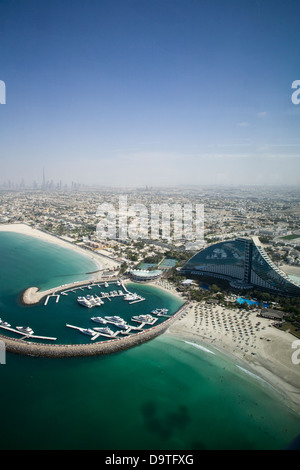 Panoramica del Jumeirah Beach Resort e yacht marina dal Burj al-Arab Hotel Bar Skyview a Dubai U.A.E. Foto Stock