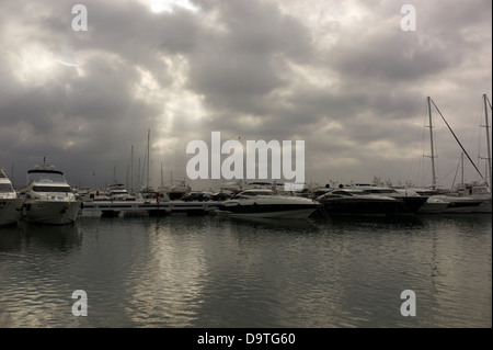 Costa del sol,SKY,nuvole,grigio, mare,ocean,lago,imbarcazioni,Spagna,marbella, marina Foto Stock