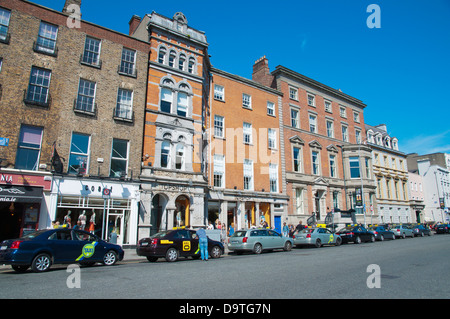 Taxi lungo St Stephen's Green North Street central Dublino Irlanda Europa Foto Stock