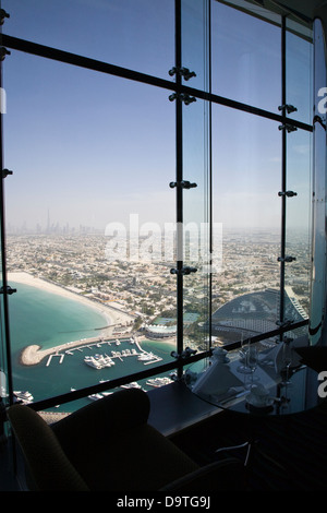 Panoramica del Jumeirah Beach Resort e yacht marina dal Burj al-Arab Hotel Bar Skyview a Dubai U.A.E. Foto Stock