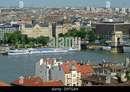 Vista panoramica di Budapest dal Bastione dei Pescatori di navi da crociera e il Ponte della Catena sul lato Pest di Budapest Foto Stock