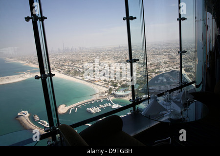 Panoramica del Jumeirah Beach Resort e yacht marina dal Burj al-Arab Hotel Bar Skyview a Dubai U.A.E. Foto Stock