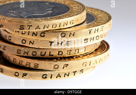 British £2 coin - scrittura intorno al bordo - 'Spermanente sulla spalla dei Giganti" (Sir Isaac Newton) Foto Stock