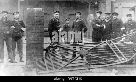 I marinai rivoluzionari vengono raffigurati dopo la tempesta della prigione di Königsstrasse a Wilhelmshaven, in Germania, il 6 novembre 1918. Fotoarchiv für Zeitgeschichte Foto Stock