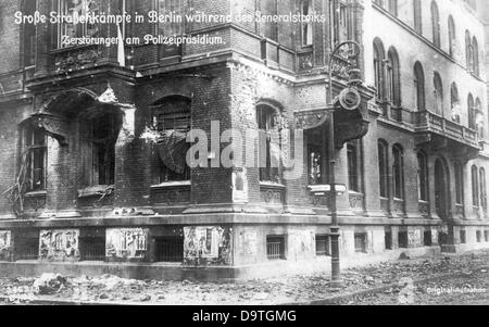 Rivoluzione tedesca 1918/1919: Vista della distruzione del quartier generale della polizia ad Alexanderplatz a Berlino, in Germania, durante i combattimenti per strada all'inizio di gennaio 1919. Fotoarchiv für Zeitgeschichte Foto Stock