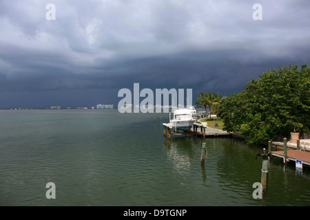 Una tempesta tropicale soffia sulla Baia di Sarasota su una metà pomeriggio d'estate Foto Stock