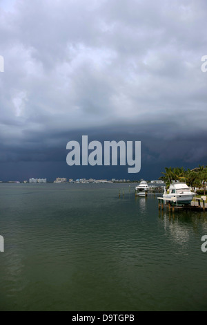 Una tempesta tropicale soffia sulla Baia di Sarasota su una metà pomeriggio d'estate Foto Stock