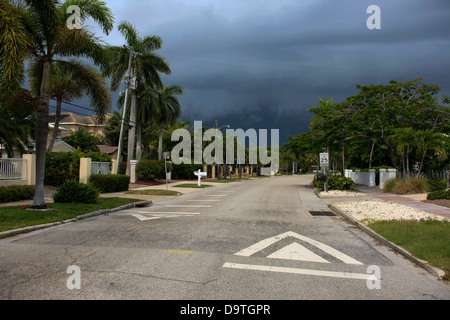 Una tempesta tropicale soffia sulla Baia di Sarasota su una metà pomeriggio d'estate Foto Stock
