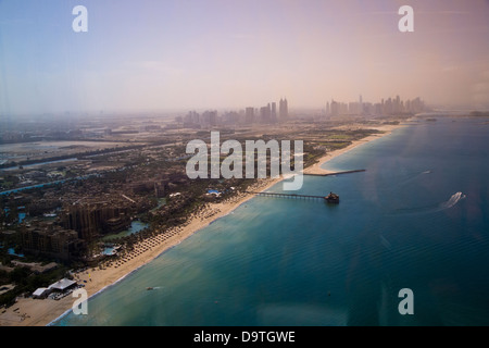 La tentacolare Madinat Jumeirah complesso (in basso a sinistra) e lo skyline di Dubai al di là, Dubai U.A.E. Foto Stock