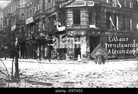 Rivoluzione tedesca 1918/1919: Una casa parzialmente distrutta è raffigurata in Prenzlauer Strasse vicino ad Alexanderplatz a Berlino, in Germania, durante i combattimenti di strada all'inizio del 1919. Fotoarchiv für Zeitgeschichte Foto Stock