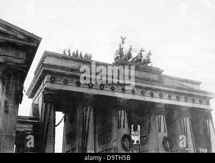 Rivoluzione tedesca 1918/1919: Le truppe governative sorvegliano la porta di Brandeburgo a Berlino nel gennaio 1919. Fotoarchiv für Zeitgeschichte Foto Stock