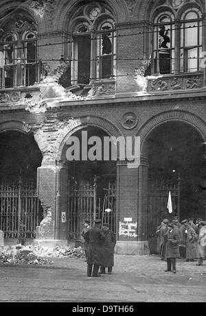 Rivoluzione tedesca 1918/1919: Distruzioni presso la sede della polizia ad Alexanderplatz a Berlino, in Germania, durante gli scontri per strada all'inizio di gennaio 1919. Fotoarchiv für Zeitgeschichte Foto Stock