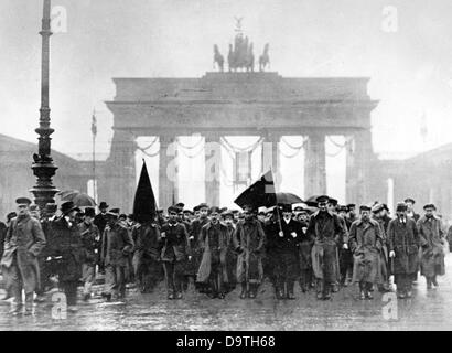 Rivoluzione tedesca 1918/1919: Marinai e civili rivoluzionari si sono dimostrati davanti alla porta di Brandeburgo su Pariser Platz a Berlino, in Germania, il 9 novembre 1918. Fotoarchiv für Zeitgeschichte Foto Stock