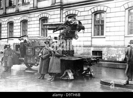 Rivoluzione tedesca 1918/1919: Le truppe governative sono raffigurate con armi su Wilhelmplatz in Wilhemstrasse a Berlino durante i combattimenti per strada alla fine del 1918 / inizio del 1919. Fotoarchiv für Zeitgeschichte Foto Stock