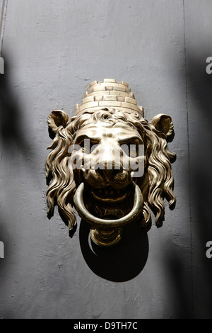 Ottone pesante Lions Head porta respingente Barcellona Catalonia Spagna Foto Stock