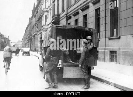 Rivoluzione tedesca 1918/1919: Le truppe governative sono raffigurate in Wilhelmstrasse a Berlino durante i combattimenti di strada alla fine del 1918 / inizio del 1919. Fotoarchiv für Zeitgeschichte Foto Stock