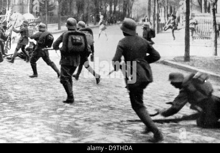 Rivoluzione tedesca 1918/1919: I membri del Reichswehr (difesa imperiale) sono raffigurati a Berlino, in Germania, durante le lotte di strada del Märzkämpfe ('combattimenti di marcia' - lotte che sono scaturite da dimostrazioni nazionali di lavoratori per la causa rivoluzionaria) nel 1919. Fotoarchiv für Zeitgeschichte Foto Stock