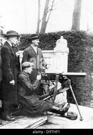 Rivoluzione tedesca 1918/1919: Soldati rivoluzionari e lavoratori sono raffigurati lavorando con una mitragliatrice di fronte a un memoriale a Siegesallee durante le lotte di strada a Berlino alla fine del 1918 / inizio del 1919. Fotoarchiv für Zeitgeschichte Foto Stock