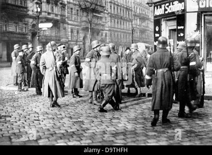 Rivoluzione tedesca 1918/1919: Le truppe governative si sono divise per pattugliare a Berlino durante i combattimenti di strada all'inizio di gennaio 1919. Fotoarchiv für Zeitgeschichte Foto Stock