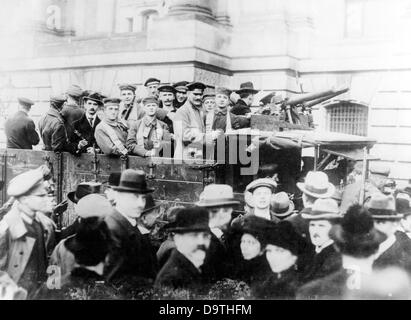 Rivoluzione tedesca 1918/1919: Soldati rivoluzionari e lavoratori sono raffigurati con mitragliatrici su un camion a Berlino alla fine del 1918 / inizio del 1919. Fotoarchiv für Zeitgeschichte Foto Stock