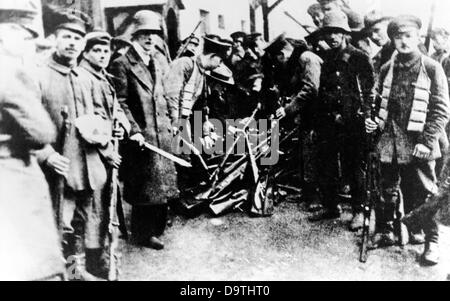 Rivoluzione tedesca 1918/1919: I soldati rivoluzionari occupano le baracche del corpo della Guardia del Battaglione dei pionieri e si riforniscono di armi a Berlino nel gennaio 1919. Fotoarchiv für Zeitgeschichte Foto Stock