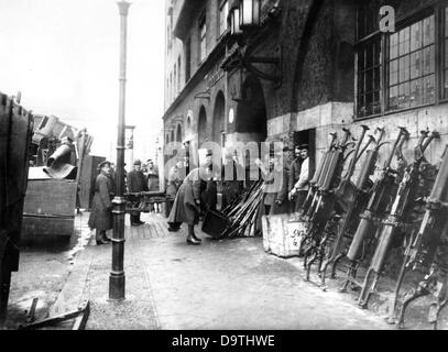 Rivoluzione tedesca 1918/1919: Lo scioglimento della VolksmarineDivision, una divisione armata di marinai dell'ex Marina Imperiale che sosteneva gli sforzi rivoluzionari a Berlino come autorità dell'ordine subordinata al presidente della polizia di Berlino, in seguito ai combattimenti del marzo 1919 - qui: I membri della formazione sono raffigurati di fronte all'edificio della Marina nel centro di Berlino. Fotoarchiv für Zeitgeschichte Foto Stock