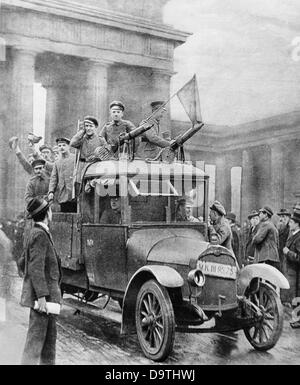 Rivoluzione tedesca 1918/1919: La copertina del giornale "Das Illustrrte Blatt" (il giornale illustrato), pubblicato il 24 novembre 1918, mostra marinai e soldati rivoluzionari con una bandiera rossa mentre guidano su un camion attraverso la porta di Brandeburgo a Berlino, in Germania, il 9 novembre 1918. Fotoarchiv für Zeitgeschichte Foto Stock